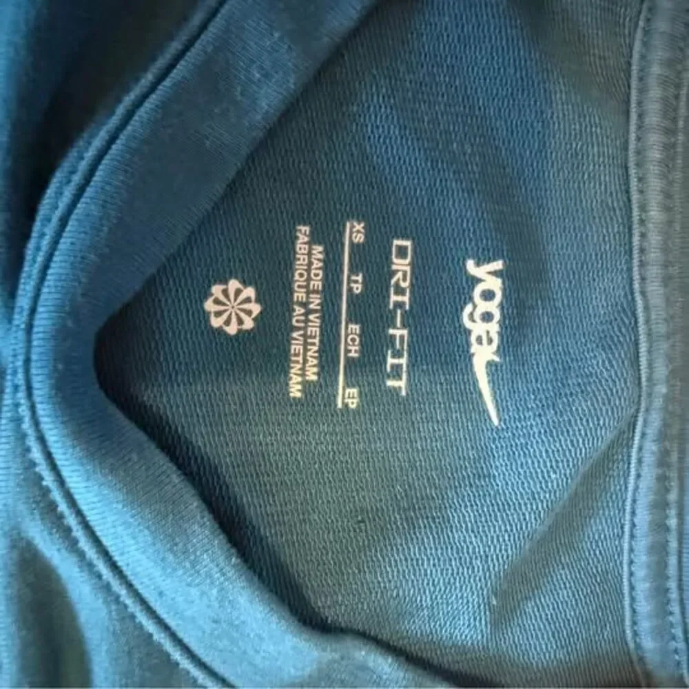 Nike XS Yoga Dri-FIT Long Sleeve Shirt